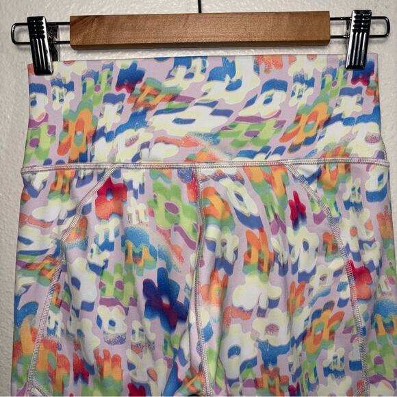 Fabletics Bike Shorts Women's Small Powerhold High-Waist 9'' New Wave Floral - Picture 12 of 16